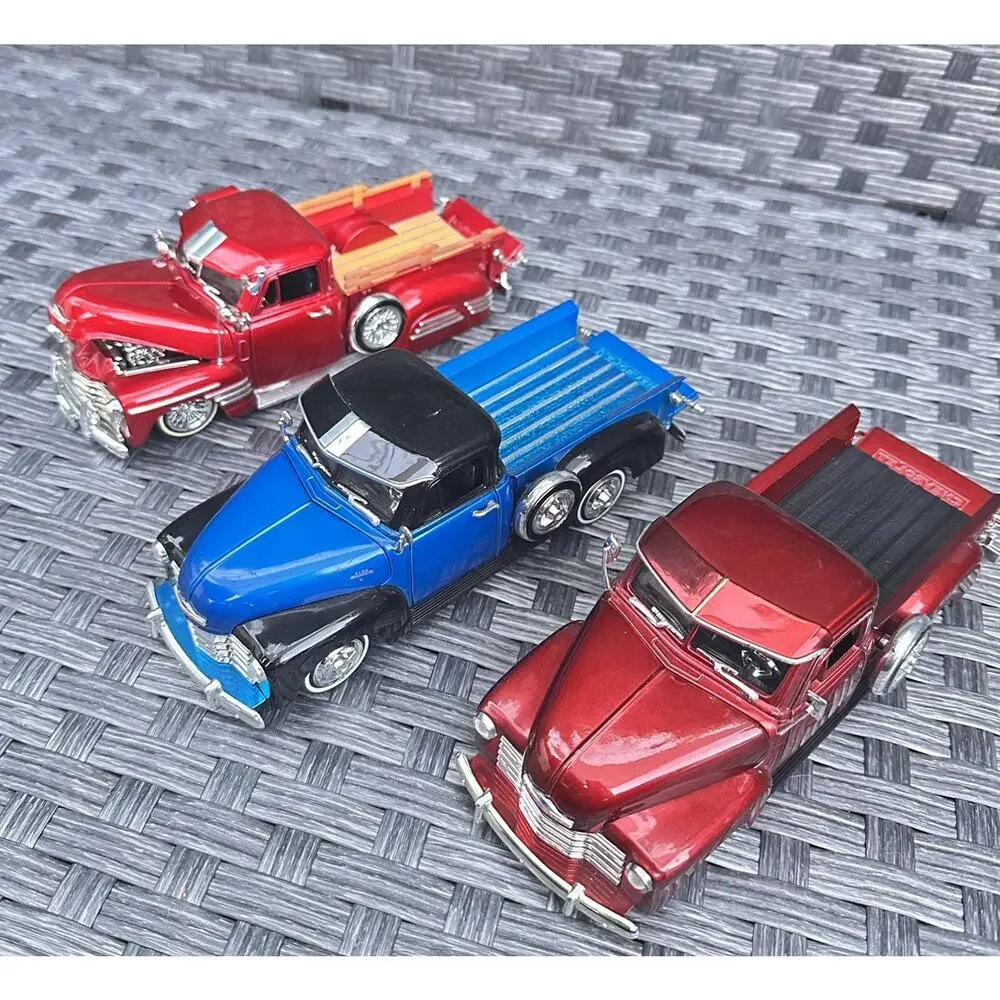 A50 Lot of 3 Diecast 1947-53 Chevrolet Pickup Trucks 1:24 Scale Classic Vintage